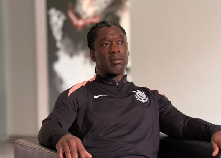 Seedorf diz não pensar em queda do Corinthians e minimiza risco de demissão: “Cabeça em vencer”